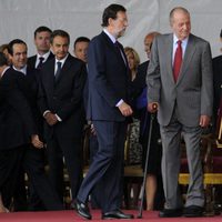 Mariano Rajoy se dispone a saludar al Papa junto al Rey en Barajas