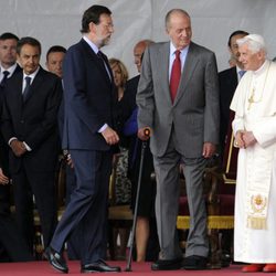 Mariano Rajoy se dispone a saludar al Papa junto al Rey en Barajas
