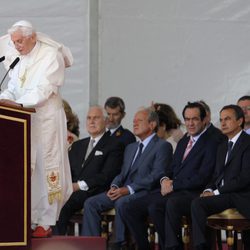 El viento juega una mala pasada al Papa mientras lee un discurso en Madrid-Barajas