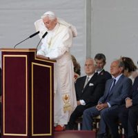 El viento juega una mala pasada al Papa mientras lee un discurso en Madrid-Barajas