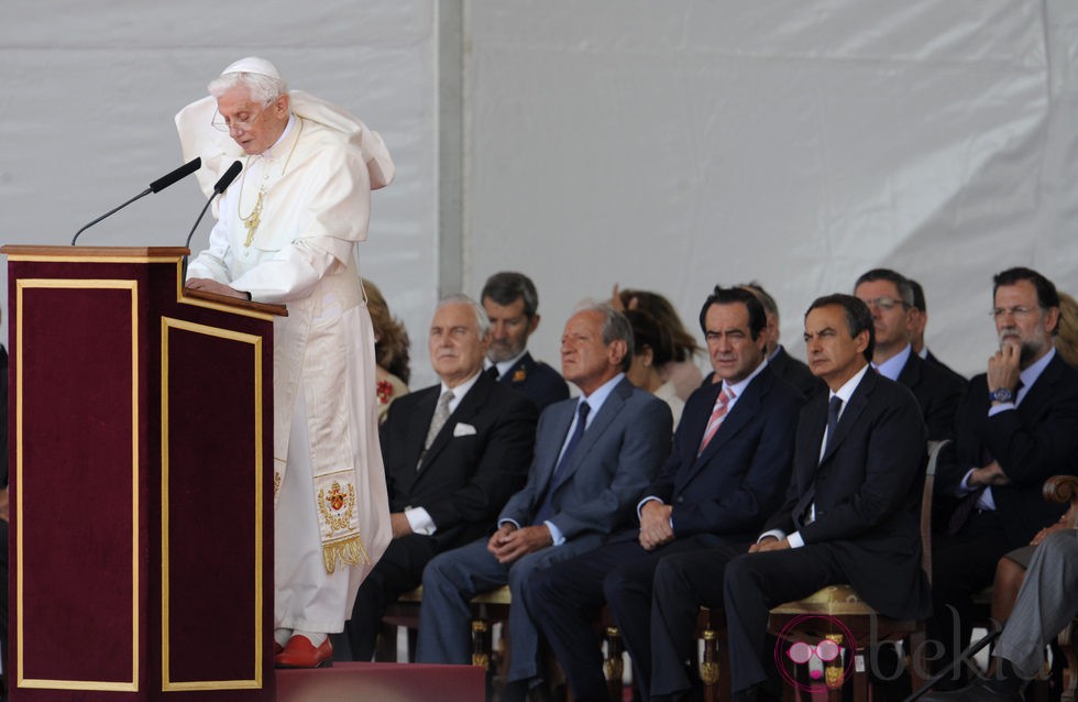 El viento juega una mala pasada al Papa mientras lee un discurso en Madrid-Barajas