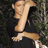 Rihanna se tapa la cara mientras deja al descubierto su tatuaje