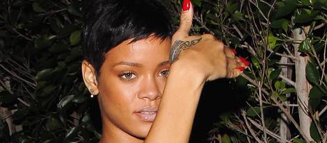 Rihanna se tapa la cara mientras deja al descubierto su tatuaje