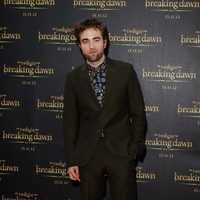Robert Pattinson posando en la promoción de 'Amanecer. Parte 2'