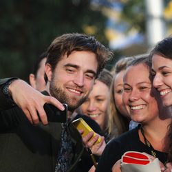 Robert Pattinson con sus fans en la promoción de 'Amanecer. Parte 2'