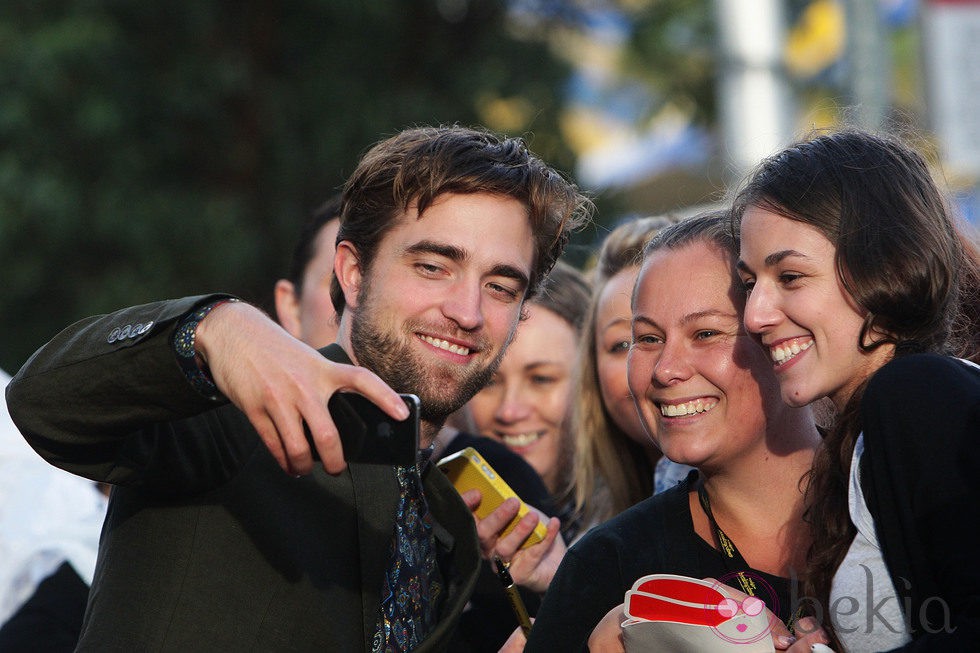 Robert Pattinson con sus fans en la promoción de 'Amanecer. Parte 2'