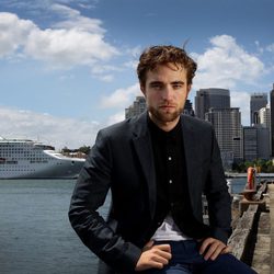 Robert Pattinson con pose interesante en una sesión de fotos en Sidney