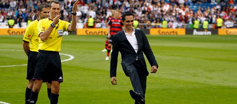 Alberto Contador hace el saque de honor del partido Real Madrid - Celta de Vigo