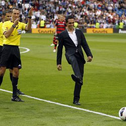 Alberto Contador hace el saque de honor del partido Real Madrid - Celta de Vigo