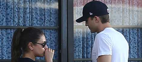 Mila Kunis y Ashton Kutcher pasean su amor por las calles de California