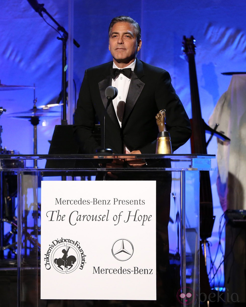 George Clooney recibiendo un premio en la gala solidaria '26th Anniversary Carousel Of Hope Ball'