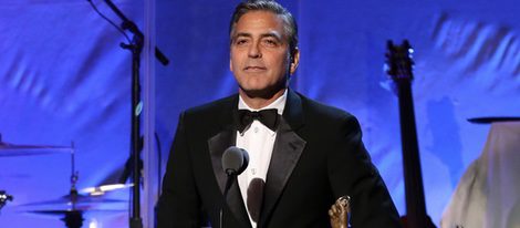 George Clooney recibiendo un premio en la gala solidaria '26th Anniversary Carousel Of Hope Ball'