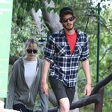 Emma Stone y Andrew Garfield paseando en California