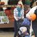 January Jones se pasea por un mercado de calabazas para encontrar la suya para Halloween