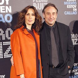 Juanjo Puigcorbé y Lola Marcelli acudieron al estreno de la obra 'No estoy muerto, estoy en Callao'