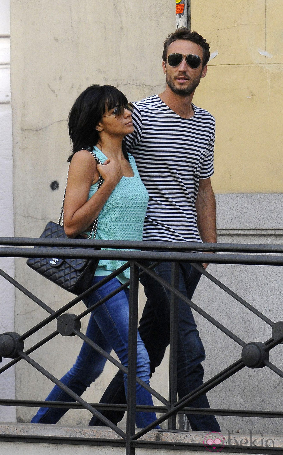 Raquel del Rosario y su novio Pedro Castro pasean agarrados con gafas de sol