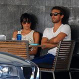 Raquel del Rosario y Pedro Castro sentados en una cafetería