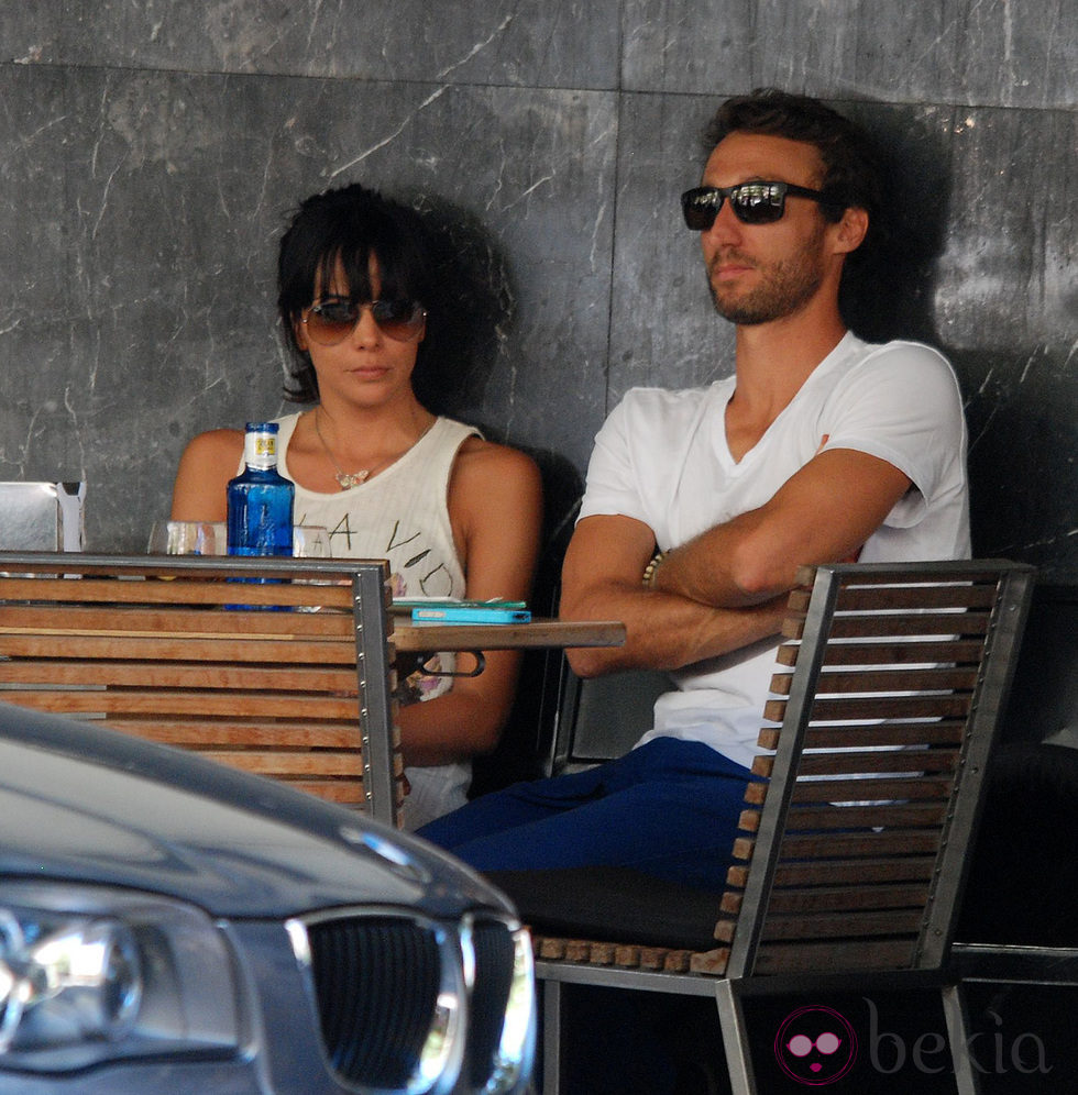 Raquel del Rosario y Pedro Castro sentados en una cafetería