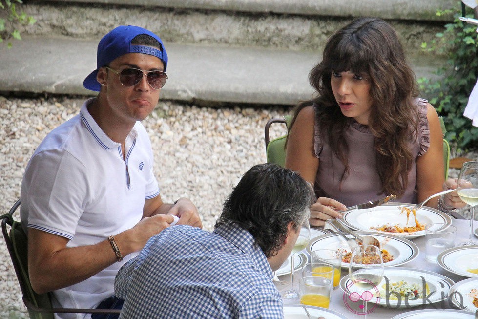 Cristiano Ronaldo disfrutando de una comida en una terraza de Roma