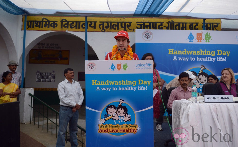 Fernando Alonso visita una escuela de niños en la India