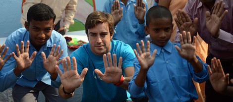 Fernando Alonso con los niños de una escuela de la India