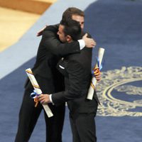 Iker Casillas y Xavi Hernández abrazándose en los Premios Príncipe de Asturias 2012