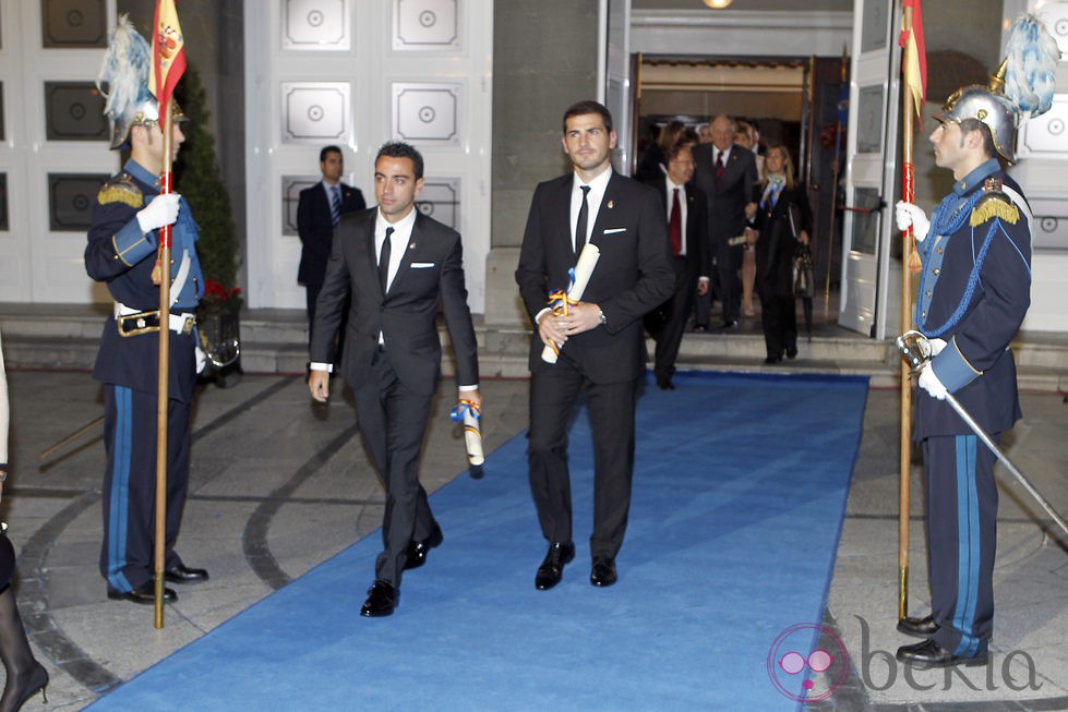 Iker Casillas y Xavi Hernández tras los Premios Príncipe de Asturias 2012