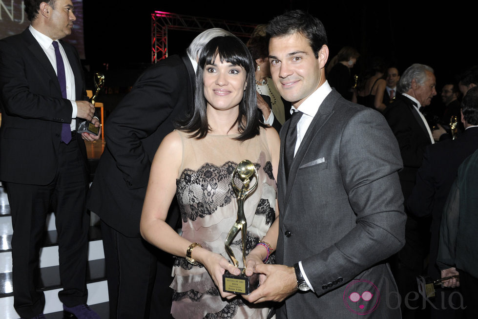 Irene Villa recoge su Antena de Oro 2012 junto a su marido Juan Pablo Lauro