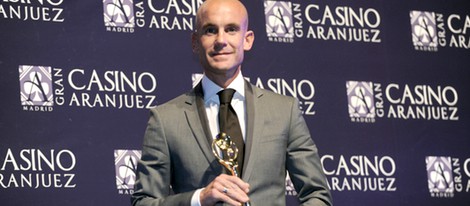 Ramón Fuentes posando con su Premio Antena de Oro 2012