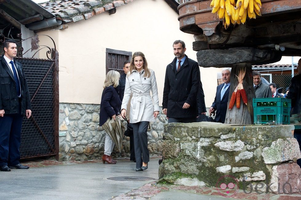 Los Príncipes Felipe y Letizia paseando por el Pueblo Ejemplar de Bueño