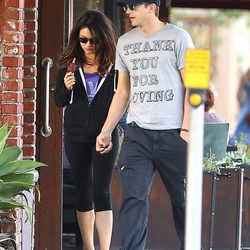 Mila Kunis y Ashton Kutcher comiendo un helado mientras pasean