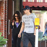 Mila Kunis y Ashton Kutcher comiendo un helado mientras pasean