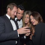 Will Kopelman, Justin Theroux, Jennifer Aniston y Drew Barrymore ven fotos en la Gala Lacmar 2012