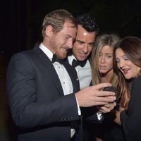 Will Kopelman, Justin Theroux, Jennifer Aniston y Drew Barrymore ven fotos en la Gala Lacmar 2012
