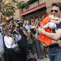 Tom Cruise con su hija Suri en brazos