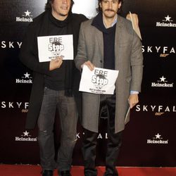 Sergio Peris Mencheta y Juan Diego Botto en el estreno de 'Skyfall' en Madrid