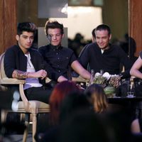 Zayn, Louis, Liam, Niall y Harry en una conferencia en París
