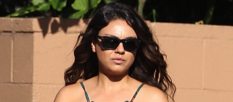 Mila Kunis con gafas de sol en Los Ángeles