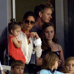 Victoria Beckham anima a su marido durante un partido de fútbol con Harper Seven