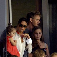 Victoria Beckham anima a su marido durante un partido de fútbol con Harper Seven