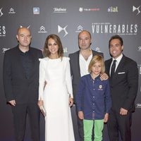 Paula Echevarría y Miguel Cruz Carretero junto al resto del reparto de 'Vulnerables'