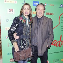 Juanjo Puigcorbé y Lola Marceli en el estreno del documental 'Madre'