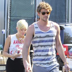 Miley Cyrus y su prometido Liam Hemsworth