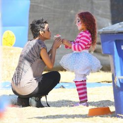 Halle Berry con su hija pasando el día en un Pumpkin Patch