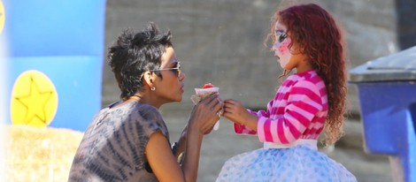 Halle Berry con su hija pasando el día en un Pumpkin Patch