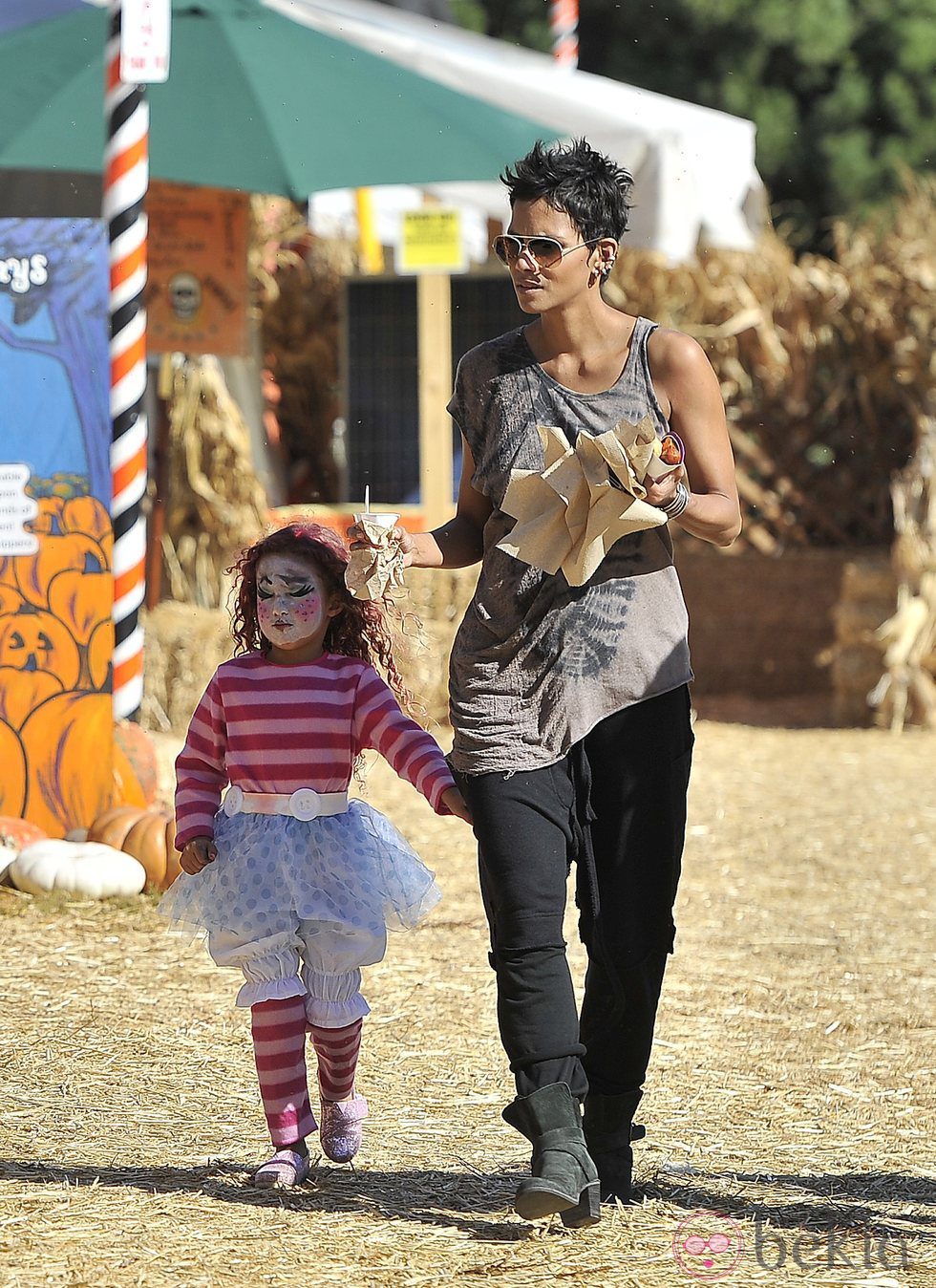 Halle Berry y su hija disfrutan de un día en un mercado de calabazas