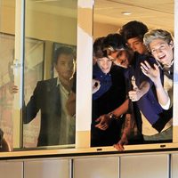 One Direction saludando desde el plató de 'El hormiguero'