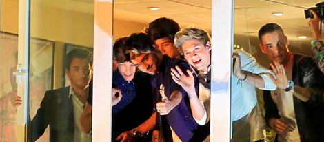 One Direction saludando desde el plató de 'El hormiguero'