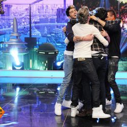 Los One Direction abrazan a Pablo Motos antes de despedirse de 'El hormiguero'