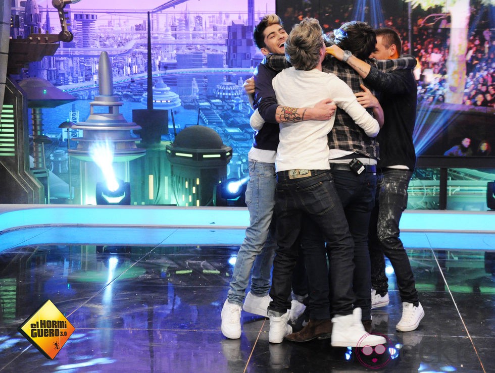 Los One Direction abrazan a Pablo Motos antes de despedirse de 'El hormiguero'